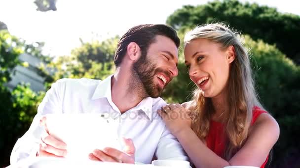 Sonriente pareja romántica usando tableta digital — Vídeo de stock
