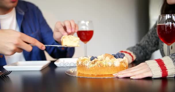 Середній розділ парного різання торта — стокове відео