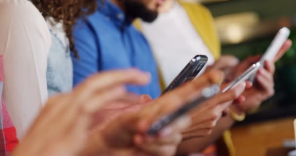 Gruppe von Freunden mit Mobiltelefon — Stockvideo