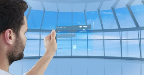 Man använder futuristiska digital tablett — Stockvideo