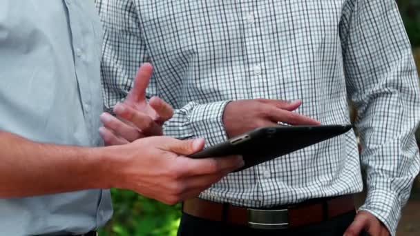Бизнесмены, использующие цифровые планшеты — стоковое видео