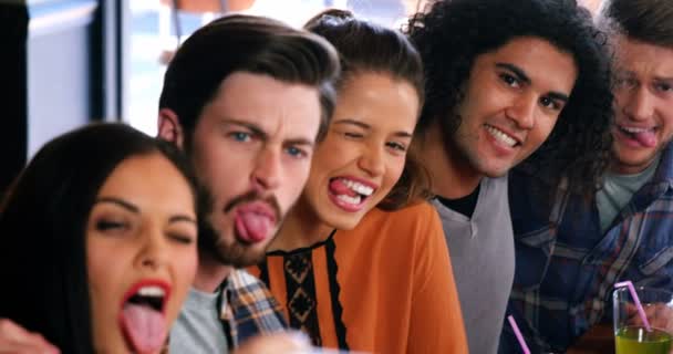 Amigos haciendo caras graciosas y tomando una selfie en el teléfono móvil — Vídeo de stock