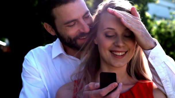 Sonriente hombre ofreciendo anillo de compromiso mientras que propone a la mujer — Vídeos de Stock