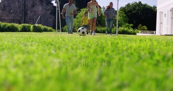 Familia feliz jugando al fútbol — Vídeos de Stock