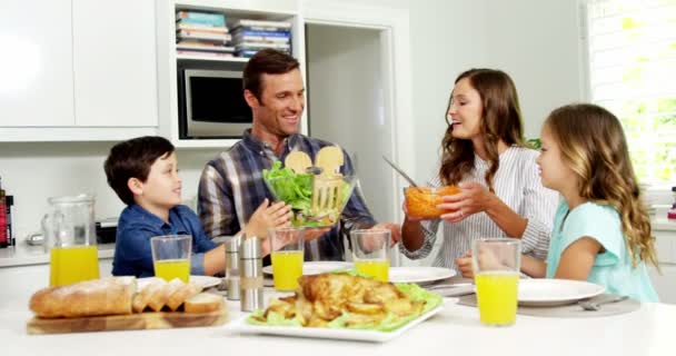Família ter refeição saudável juntos em casa — Vídeo de Stock