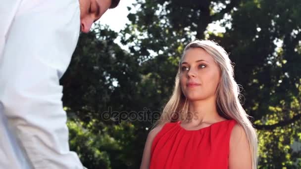 Glimlachende man biedt verlovingsring terwijl voorstelt aan vrouw — Stockvideo