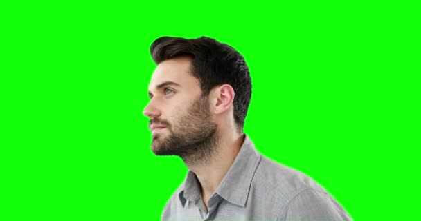 Στοχαστικός άνθρωπος στέκεται ενάντια σε πράσινο φόντο — Αρχείο Βίντεο
