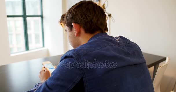 Hombre usando teléfono móvil con café negro en la mesa — Vídeos de Stock