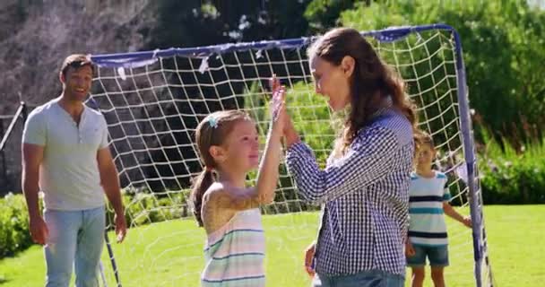 Anne ve kızı birbirlerine beşlik veren — Stok video