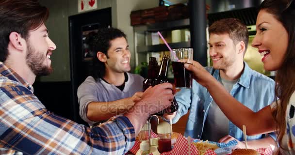 Друзья пьют бокалы в ресторане — стоковое видео