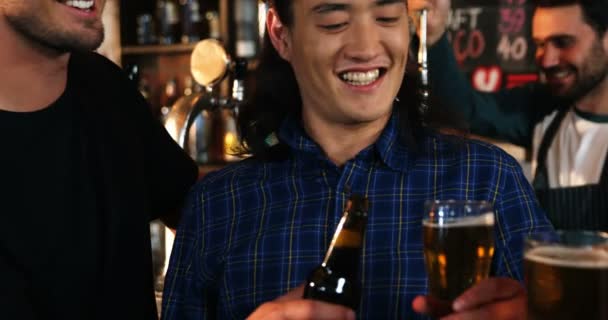 Vrienden voor het roosteren van drankjes in bar samen — Stockvideo