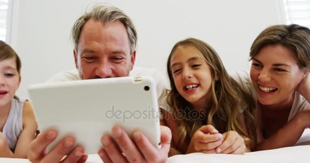 Familie nutzt digitales Tablet im Schlafzimmer — Stockvideo