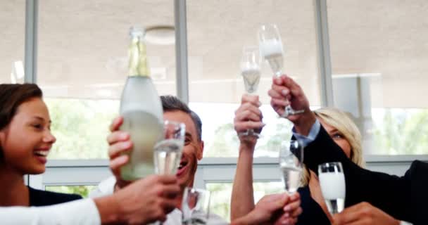 Lachende vriendengroep roosteren champagne glas — Stockvideo