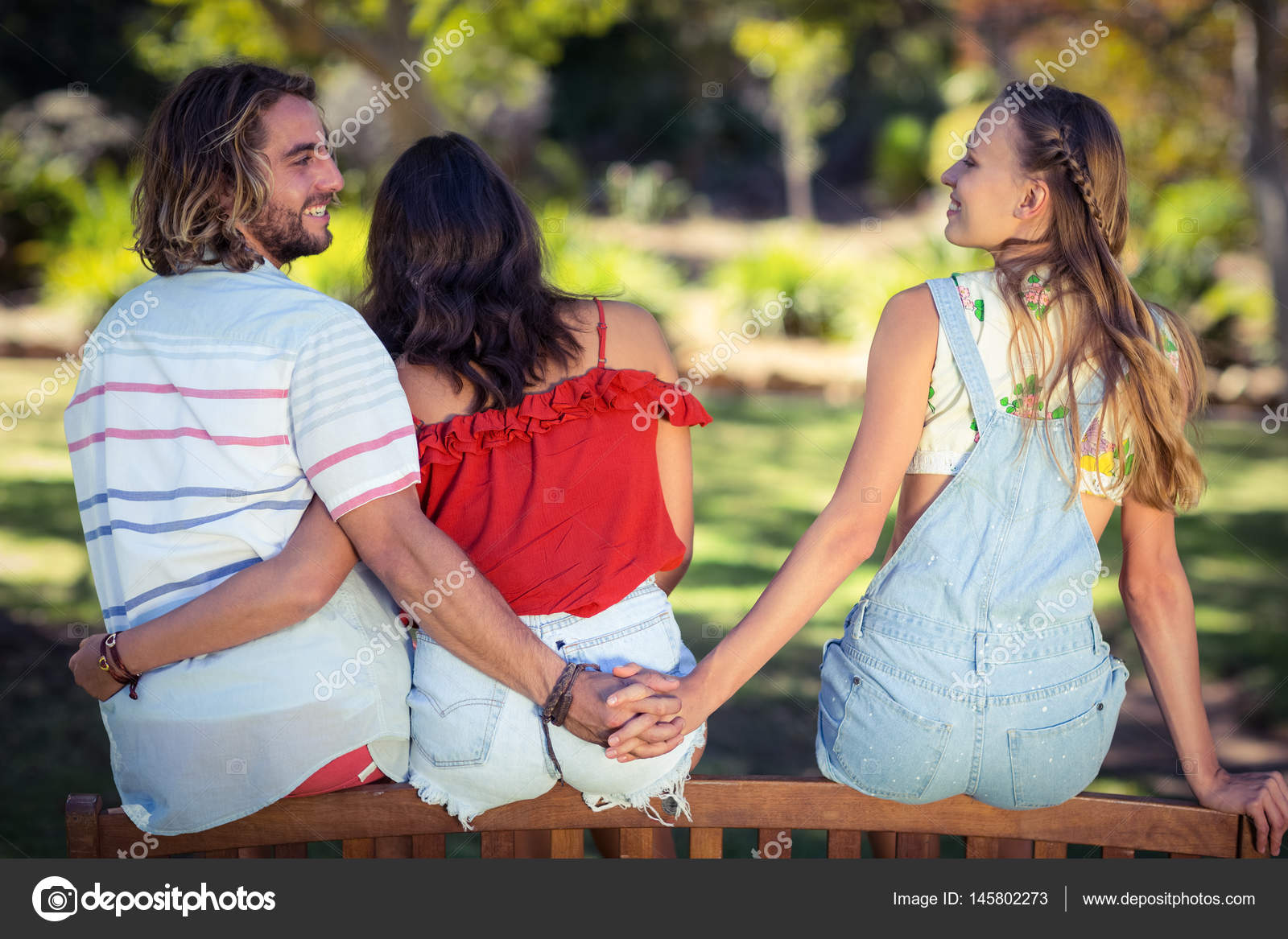 Любовный треугольник мужчина и две женщины. Изменил своей девушке с ее мамой. Изменил своей девушке с ее мамой. Изменил своей девушке с ее мамой. Мужчина изменяет девушке.