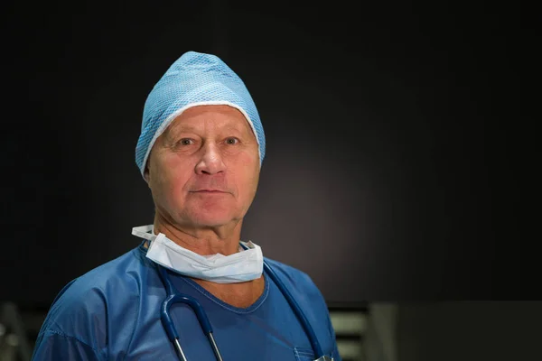 Portret van mannelijke chirurg in scrubs — Stockfoto