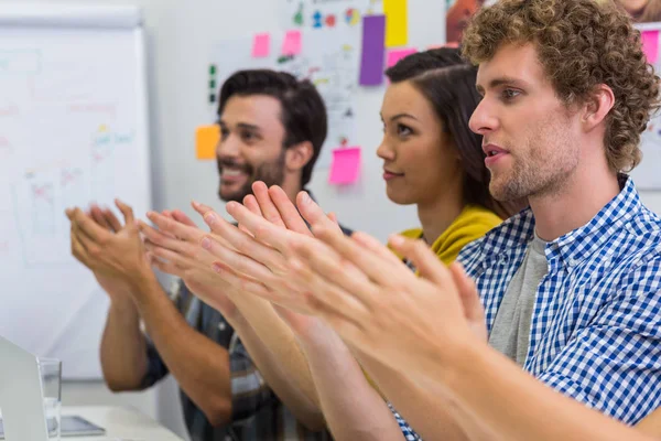 Dirigenti applauditi durante la presentazione in sala conferenze — Foto Stock