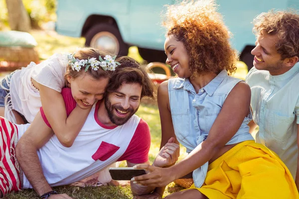 Group of happy friend using mobile phone — Stock Photo, Image