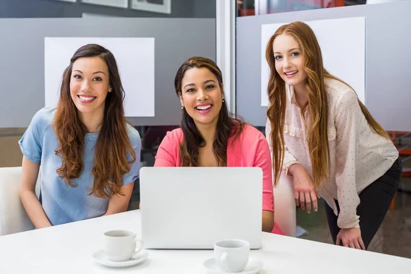 Porträtt av leende befattningshavare i konferensrum — Stockfoto