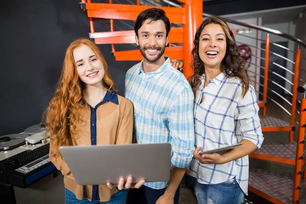 Portret van gelukkig leidinggevenden holding laptop en digitale tablet — Stockfoto