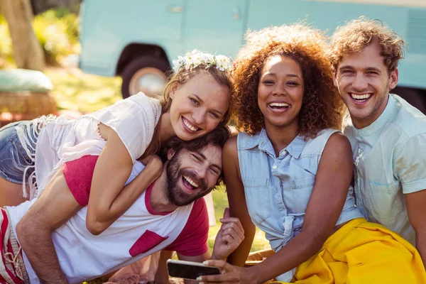 Porträt glücklicher Freunde, die zusammen Spaß haben — Stockfoto