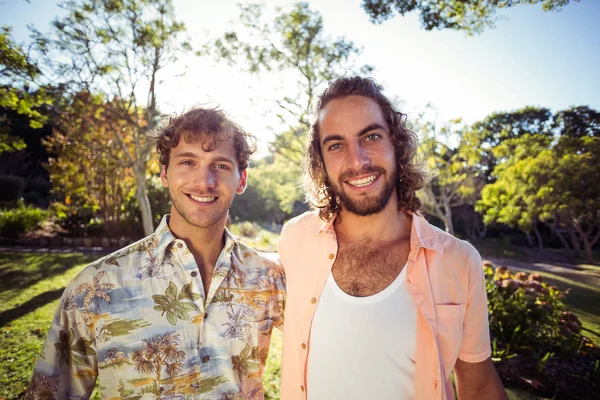 Porträt zweier lächelnder männlicher Freunde — Stockfoto