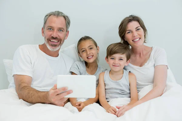 Счастливая семья с помощью цифрового планшета — стоковое фото