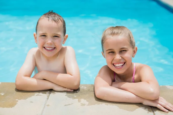 Мальчик и девочка отдыхают на бассейне — стоковое фото