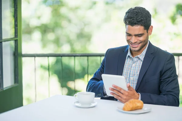 Hombre de negocios sonriente usando tableta digital — Foto de Stock