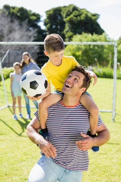 Vader die zijn zoon op schouder — Stockfoto