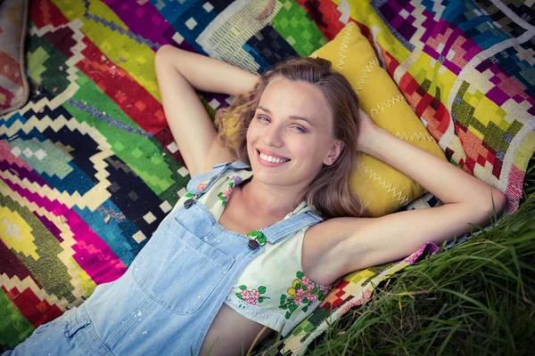 Woman relaxing at campsite — Stock Photo, Image