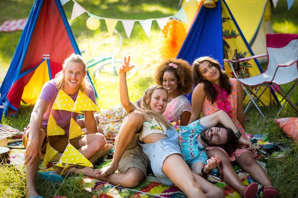 Vrienden ontspannen op Camping — Stockfoto