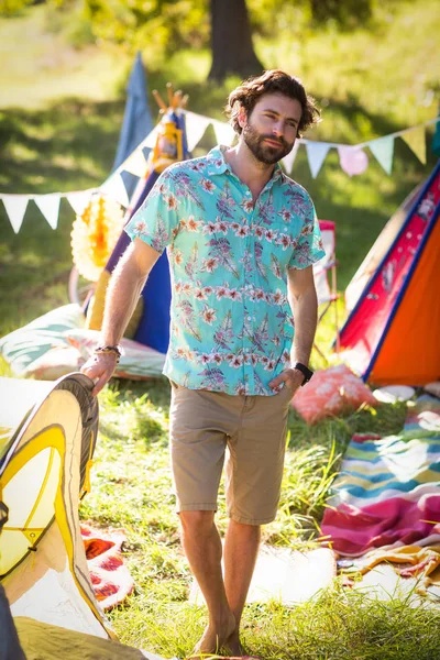 Человек, стоящий рядом с палатками — стоковое фото