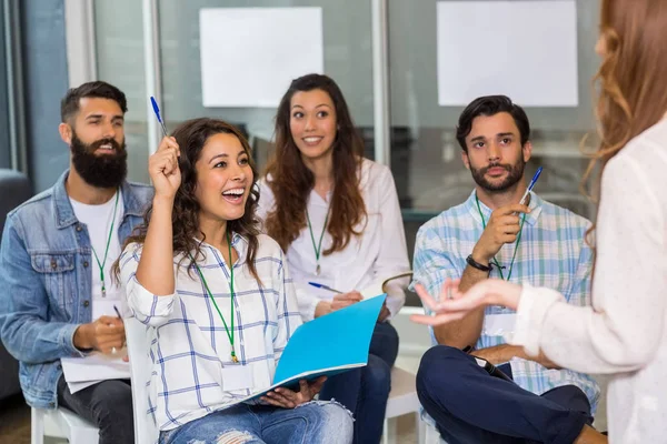 Vrouwelijke uitvoerend hand verhogen tijdens presentatie — Stockfoto