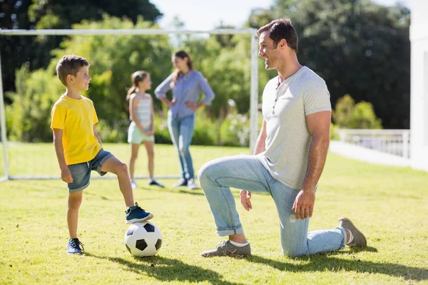 Pai e filho jogando futebol no parque — Fotografia de Stock