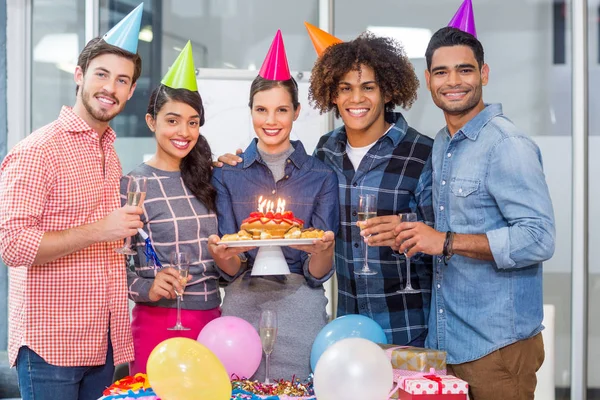 Zufriedene Führungskräfte feiern Geburtstag ihrer Kollegen — Stockfoto