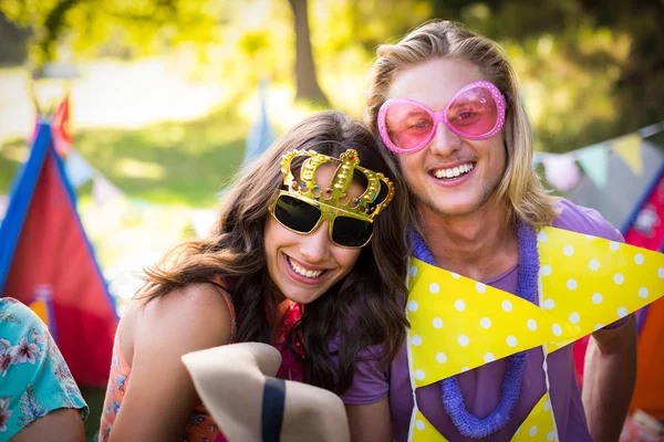 Amigos sorrindo no parque — Fotografia de Stock