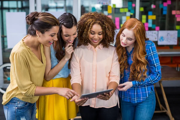 Ler kvinnliga chefer diskutera över digitala tablett — Stockfoto