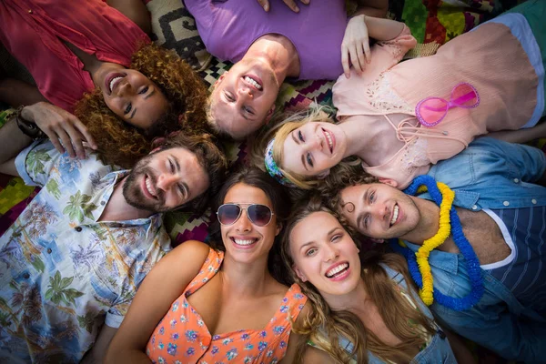 Grupp av vänner som ligger i en cirkel på campingplats — Stockfoto