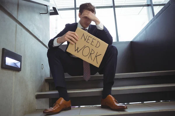 Depressief zakenman zittend op de trap — Stockfoto