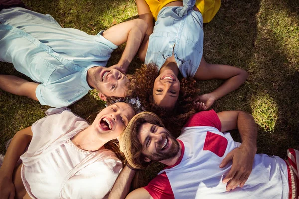 Amigos acostados en la hierba — Foto de Stock