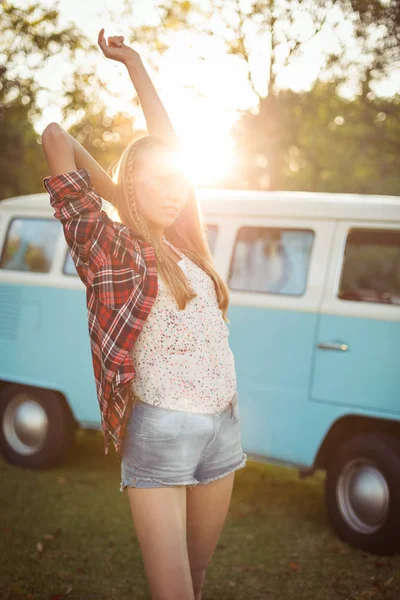 Retrato de la mujer de pie cerca de autocaravana —  Fotos de Stock