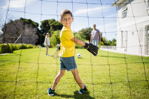 Famiglia che gioca a calcio nel parco — Foto Stock