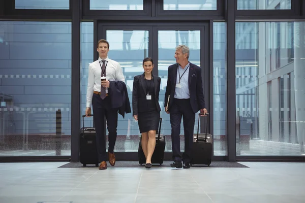 Företagare som promenader tillsammans med bagage — Stockfoto