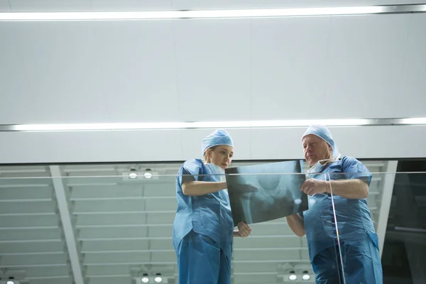 X-ışını koridorda tartışırken cerrahlar — Stok fotoğraf