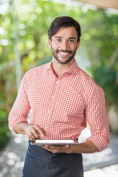 Αρσενικό σερβιτόρος χρησιμοποιώντας ψηφιακό tablet — Φωτογραφία Αρχείου