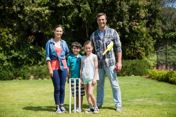 Park aile oyun kriket — Stok fotoğraf