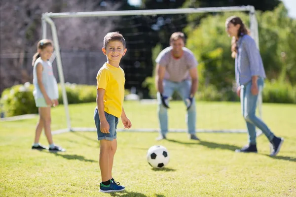 Familia jugando al fútbol en el parque — Foto de Stock