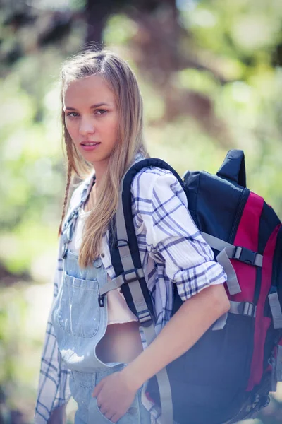 Mujer de pie con mochila — Foto de Stock