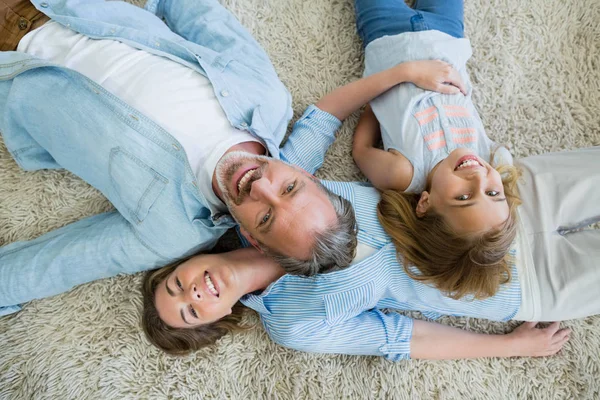 Vader met zijn zoon en dochter op tapijt — Stockfoto