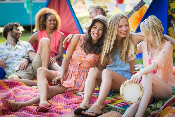 Grupo de amigos divirtiéndose juntos en el camping —  Fotos de Stock